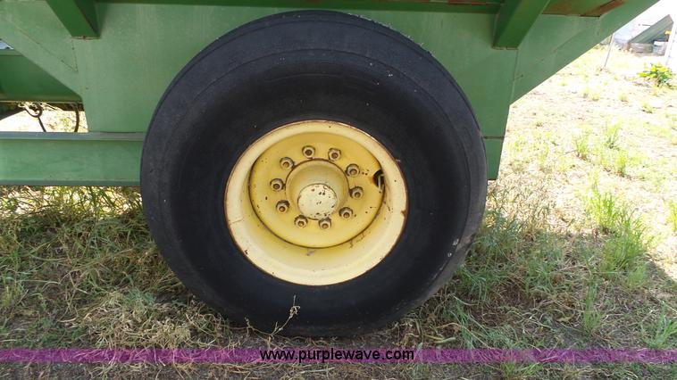 image for item K8354 John Deere 400 grain cart
