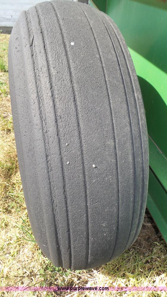 image for item K8354 John Deere 400 grain cart