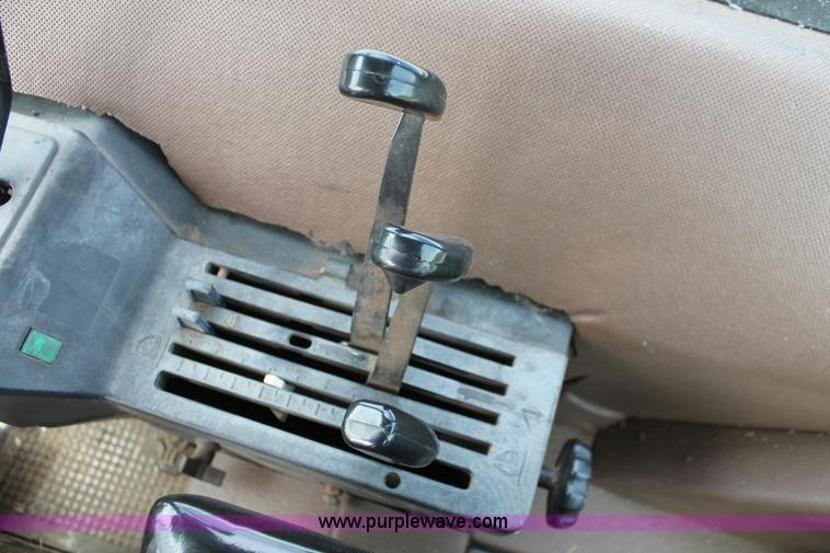 image for item K8857 1983 John Deere 2550 tractor