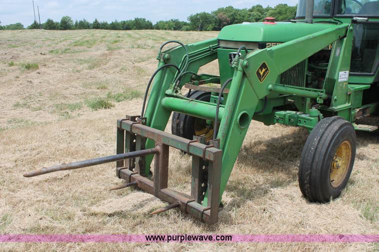 image for item K8857 1983 John Deere 2550 tractor