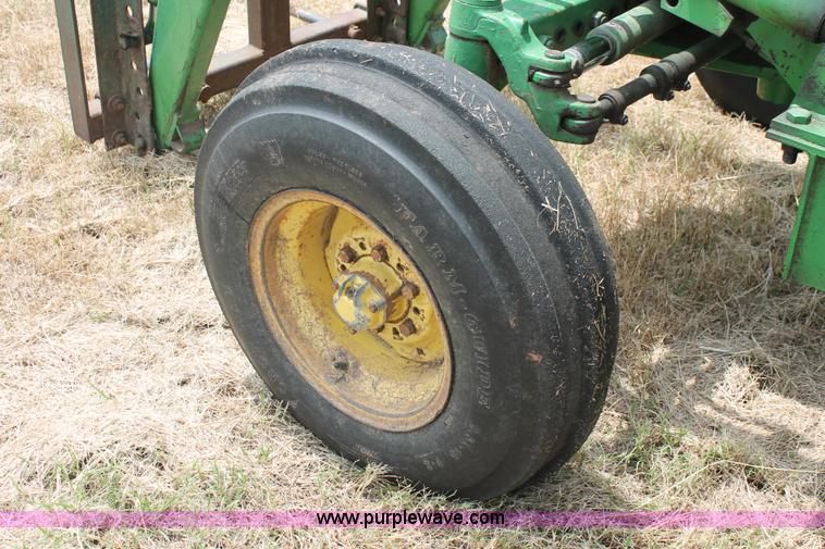 image for item K8857 1983 John Deere 2550 tractor