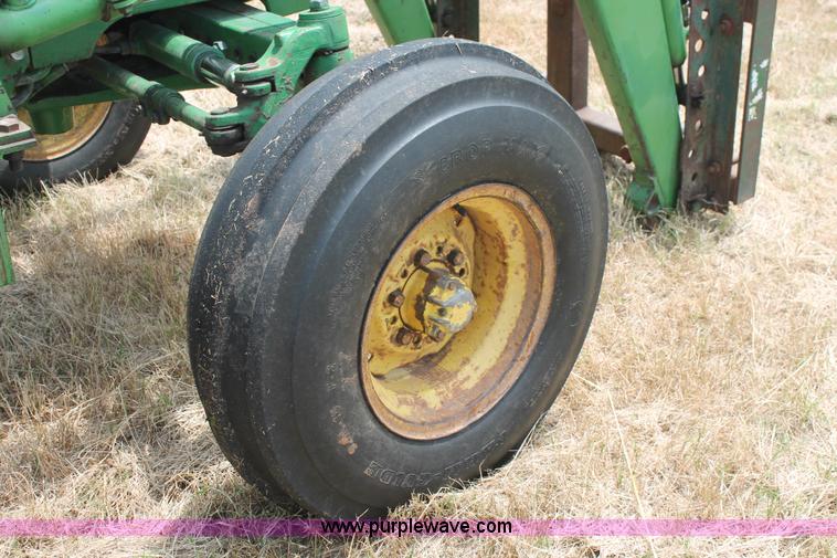 image for item K8857 1983 John Deere 2550 tractor