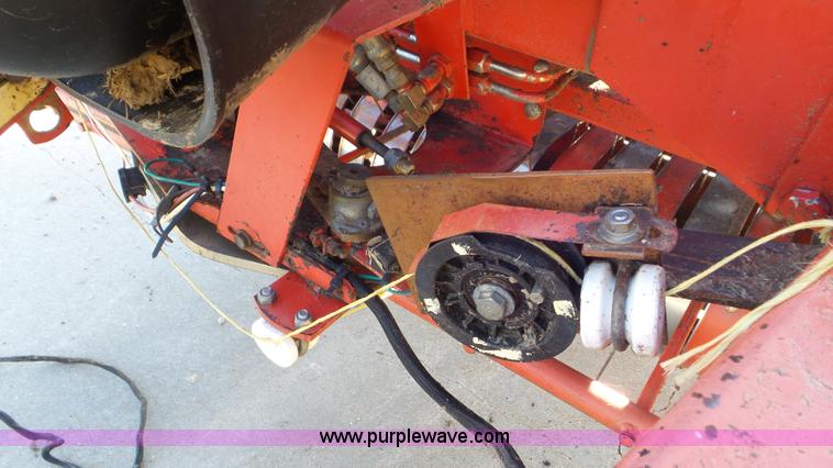 image for item L2009 1994 Gehl 1870 round baler