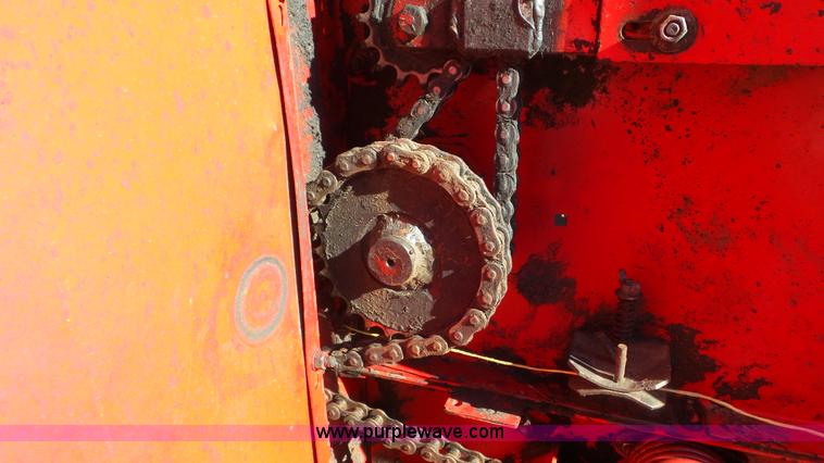 image for item L2009 1994 Gehl 1870 round baler