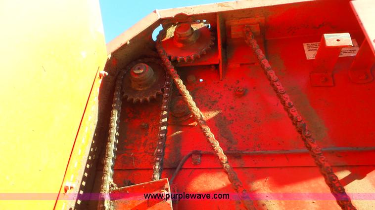 image for item L2009 1994 Gehl 1870 round baler