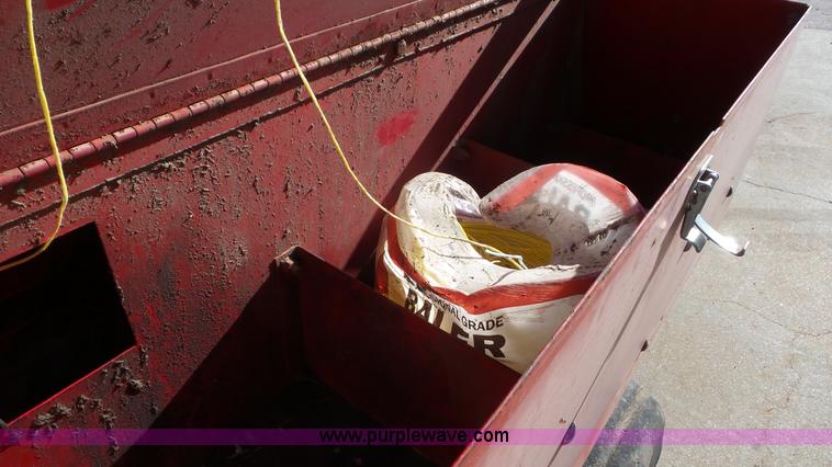 image for item L2009 1994 Gehl 1870 round baler