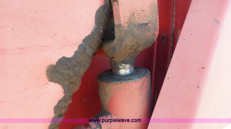 image for item L2009 1994 Gehl 1870 round baler