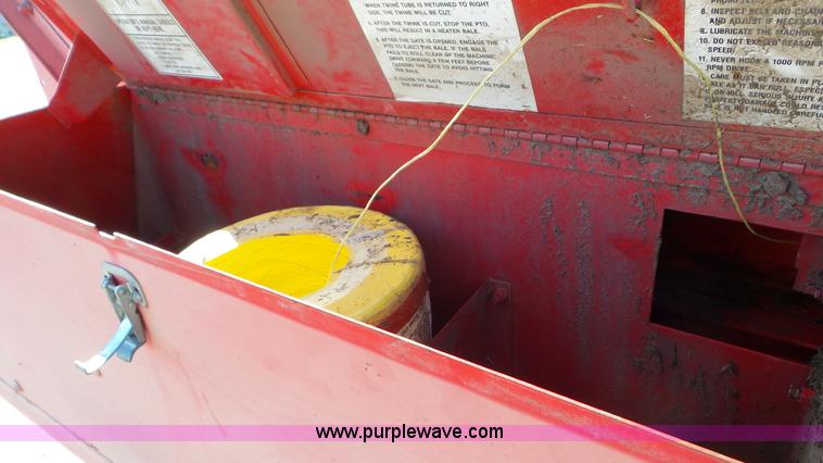 image for item L2009 1994 Gehl 1870 round baler