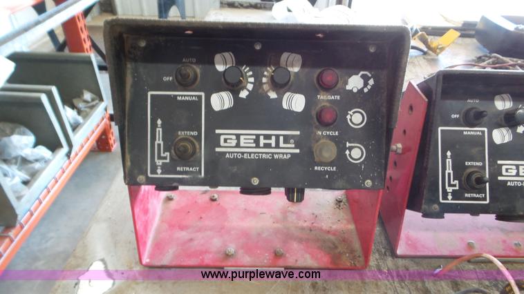 image for item L2009 1994 Gehl 1870 round baler