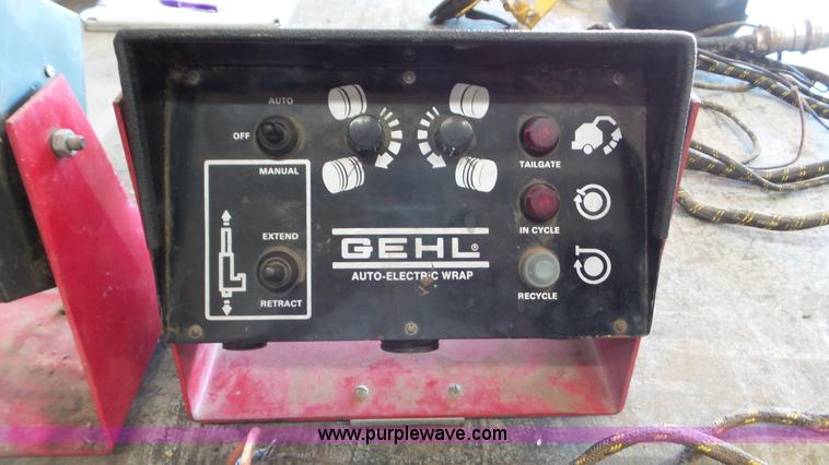 image for item L2009 1994 Gehl 1870 round baler