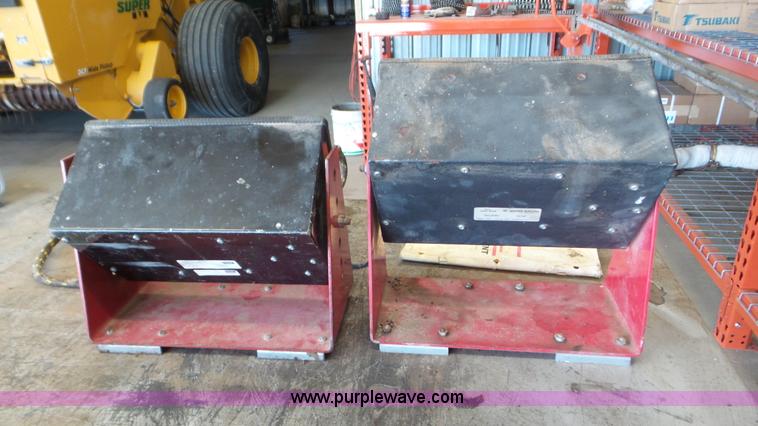 image for item L2009 1994 Gehl 1870 round baler