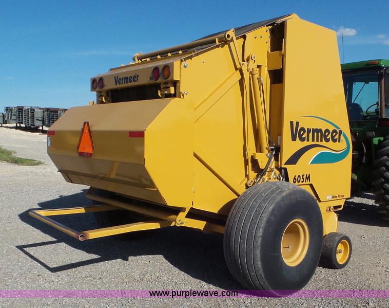 image for item L2010 2005 Vermeer 605M round baler