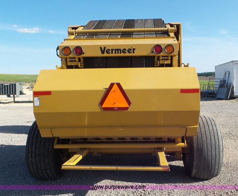 image for item L2010 2005 Vermeer 605M round baler