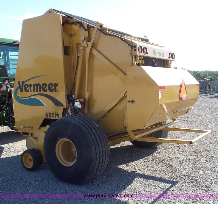 image for item L2010 2005 Vermeer 605M round baler