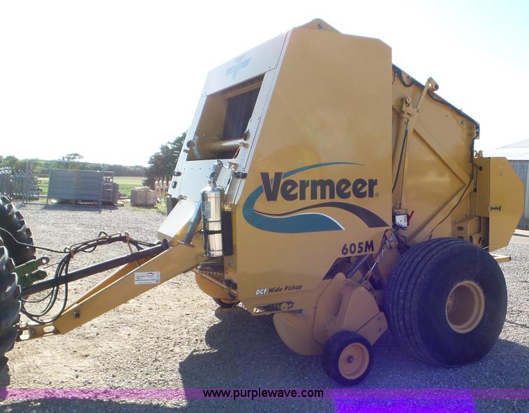 image for item L2010 2005 Vermeer 605M round baler