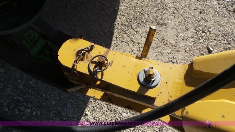 image for item L2010 2005 Vermeer 605M round baler