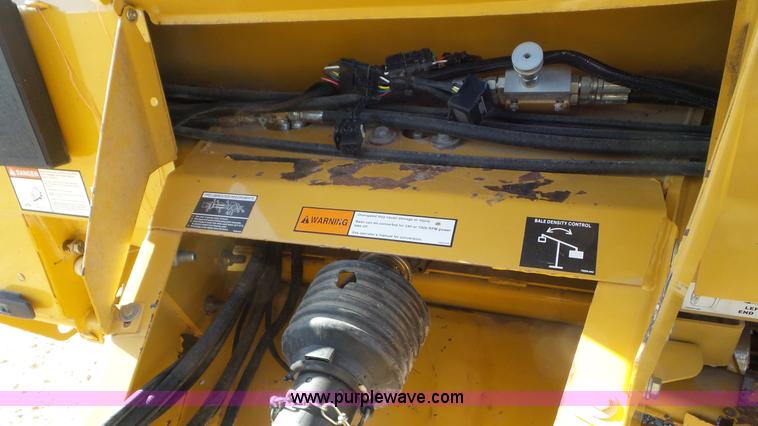 image for item L2010 2005 Vermeer 605M round baler