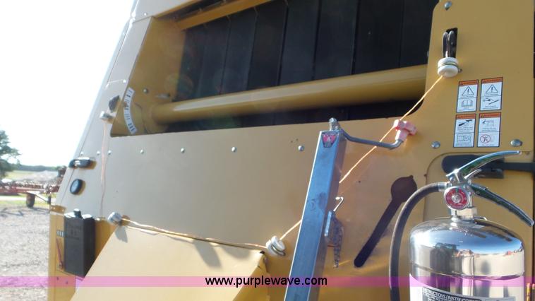 image for item L2010 2005 Vermeer 605M round baler