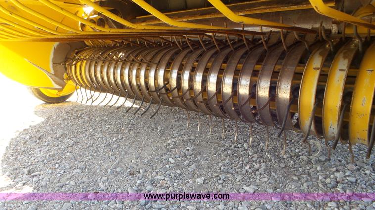 image for item L2010 2005 Vermeer 605M round baler