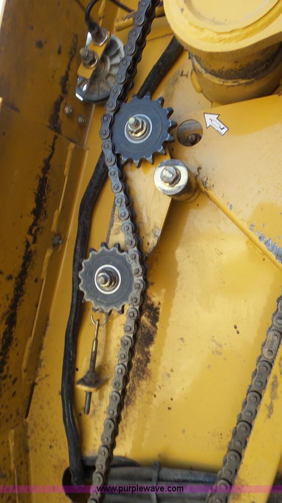 image for item L2010 2005 Vermeer 605M round baler