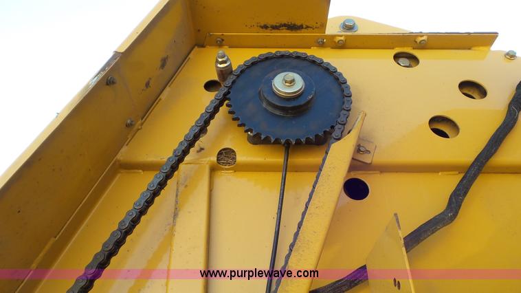 image for item L2010 2005 Vermeer 605M round baler