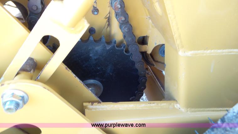 image for item L2010 2005 Vermeer 605M round baler