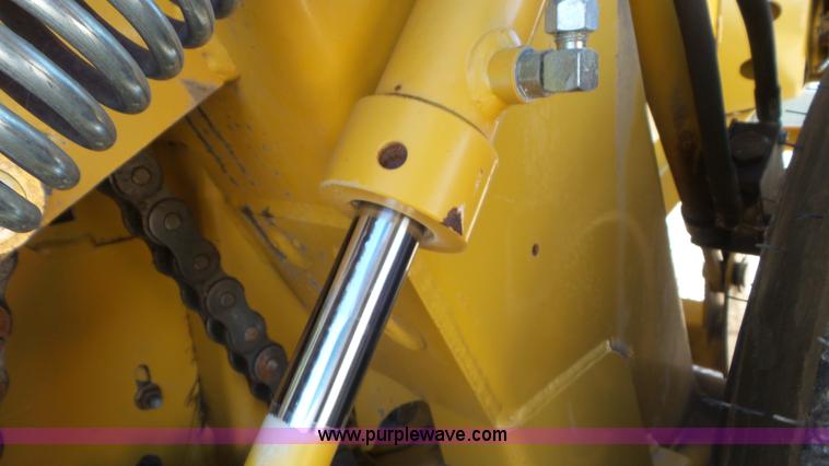 image for item L2010 2005 Vermeer 605M round baler