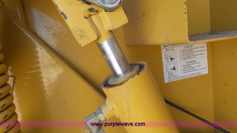 image for item L2010 2005 Vermeer 605M round baler