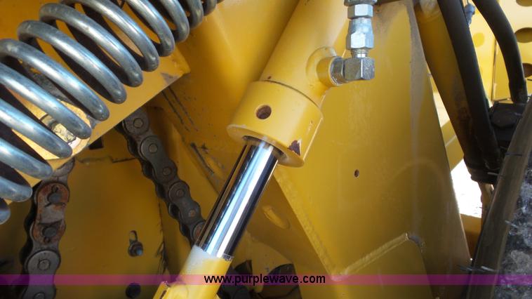 image for item L2010 2005 Vermeer 605M round baler