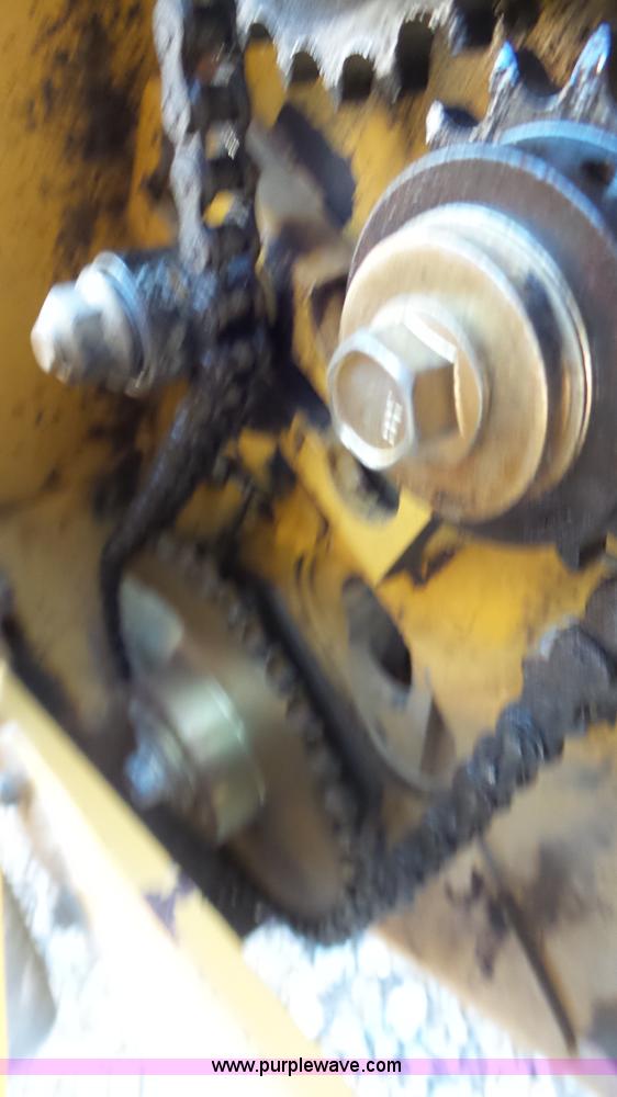 image for item L2010 2005 Vermeer 605M round baler