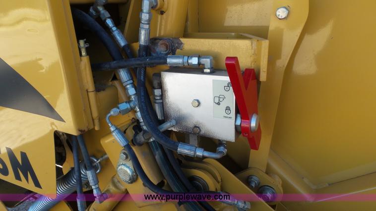 image for item L2010 2005 Vermeer 605M round baler