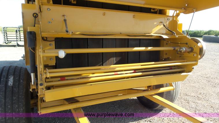 image for item L2010 2005 Vermeer 605M round baler