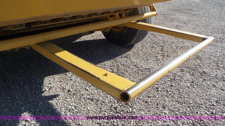 image for item L2010 2005 Vermeer 605M round baler