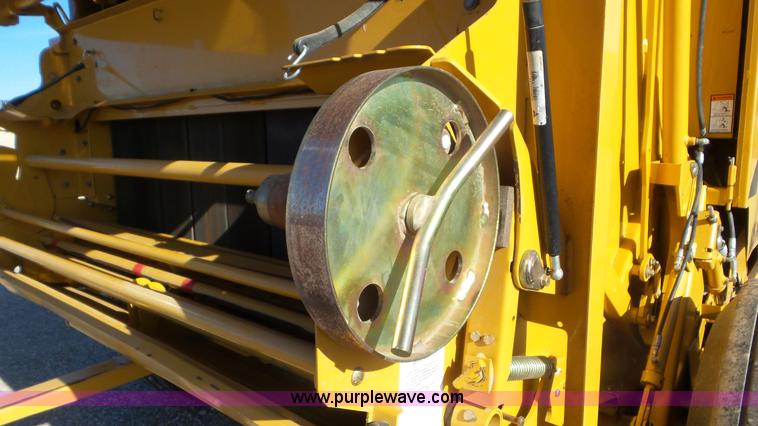 image for item L2010 2005 Vermeer 605M round baler