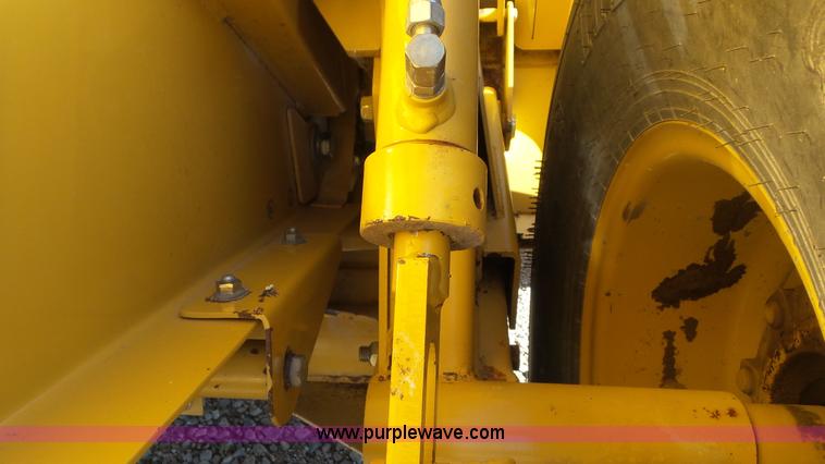 image for item L2010 2005 Vermeer 605M round baler