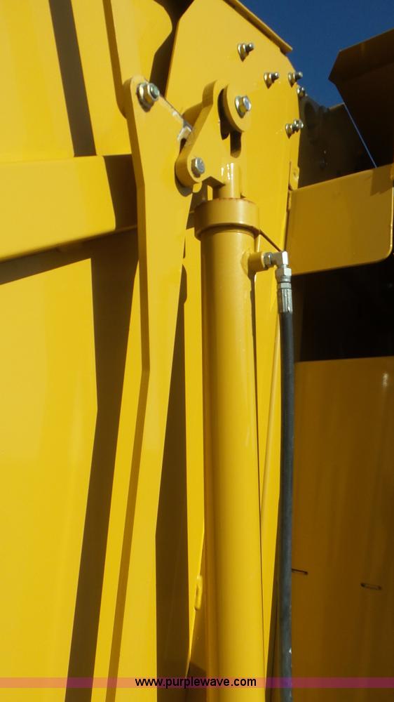 image for item L2010 2005 Vermeer 605M round baler