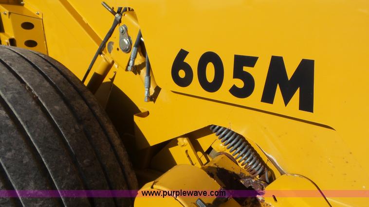 image for item L2010 2005 Vermeer 605M round baler