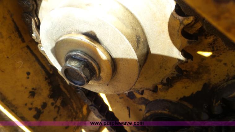 image for item L2010 2005 Vermeer 605M round baler