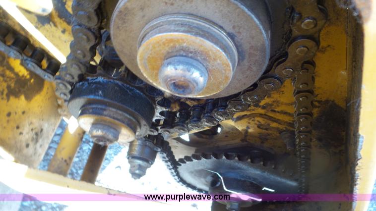 image for item L2010 2005 Vermeer 605M round baler