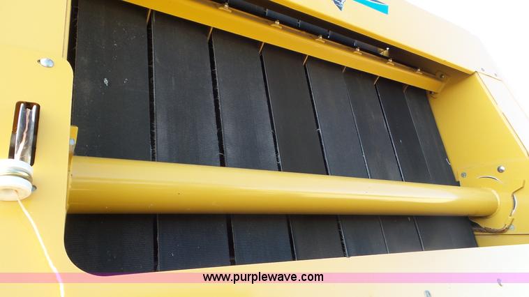 image for item L2010 2005 Vermeer 605M round baler