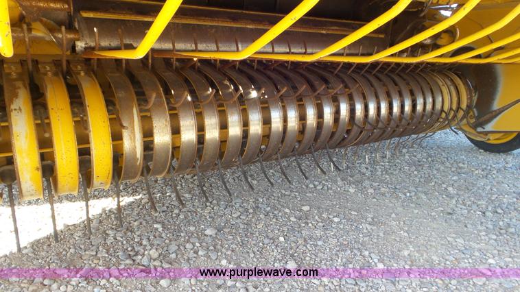 image for item L2010 2005 Vermeer 605M round baler