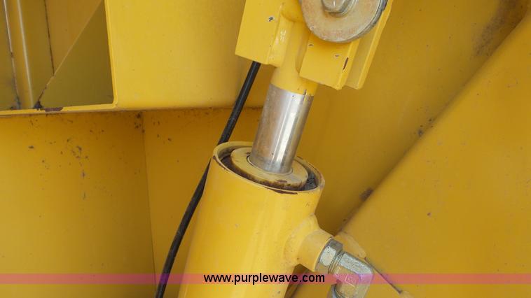 image for item L2010 2005 Vermeer 605M round baler