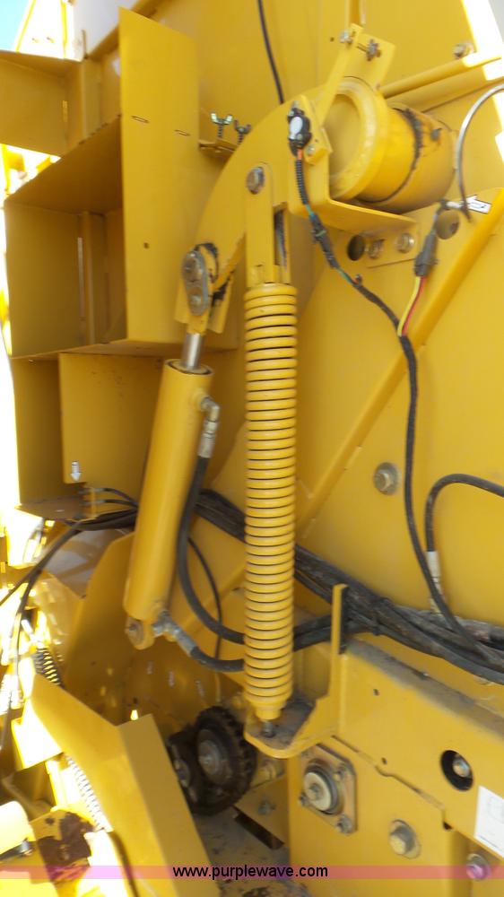 image for item L2010 2005 Vermeer 605M round baler