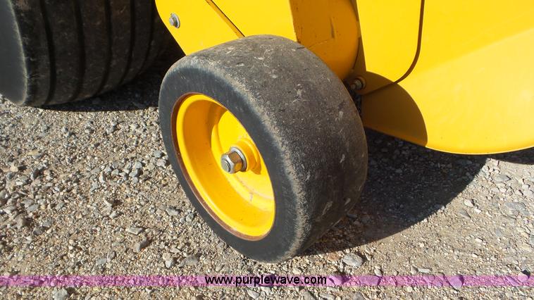 image for item L2010 2005 Vermeer 605M round baler