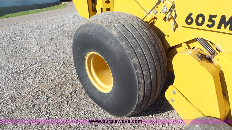 image for item L2010 2005 Vermeer 605M round baler