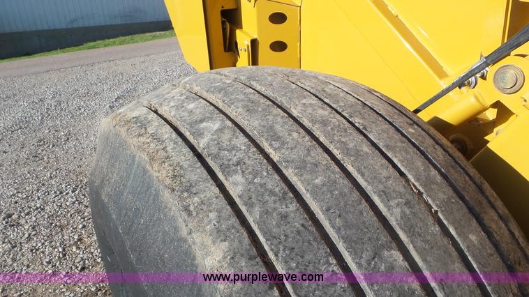 image for item L2010 2005 Vermeer 605M round baler