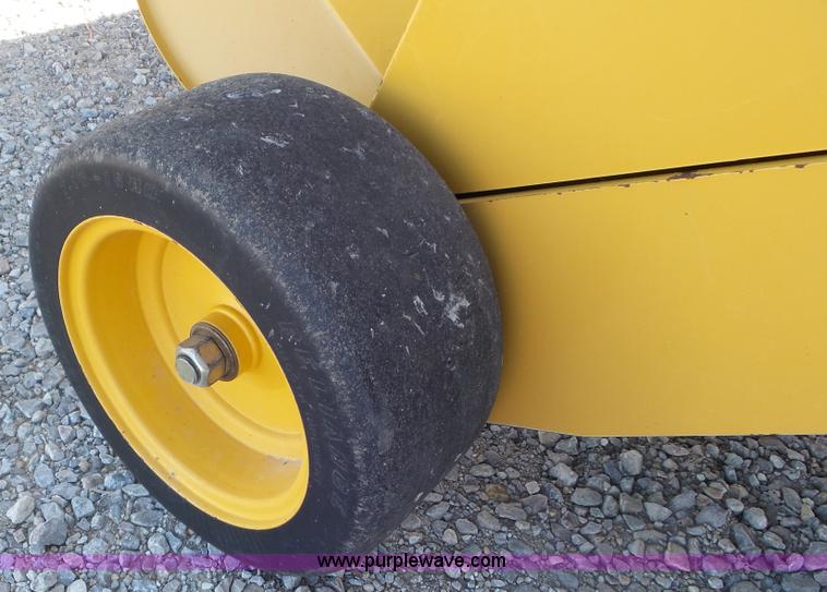 image for item L2010 2005 Vermeer 605M round baler