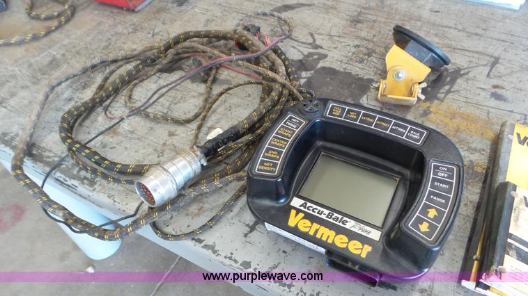 image for item L2010 2005 Vermeer 605M round baler