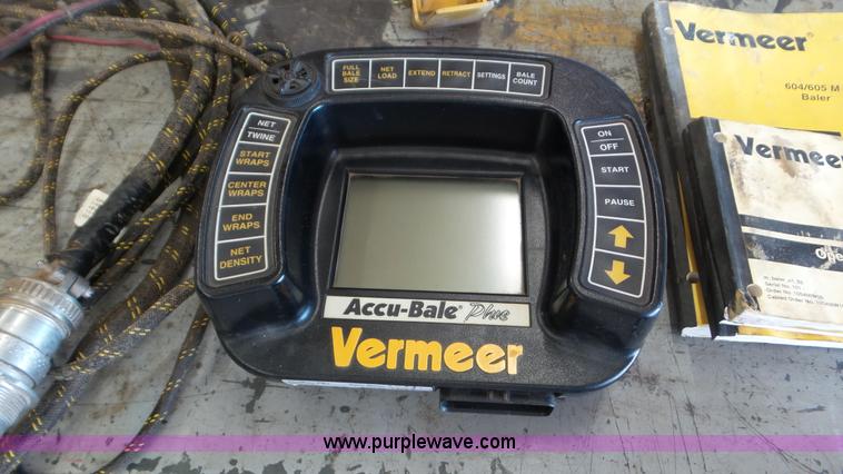 image for item L2010 2005 Vermeer 605M round baler