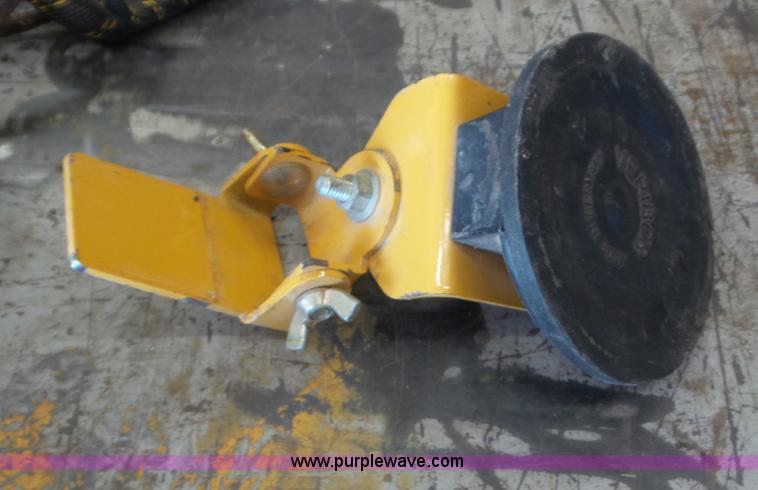 image for item L2010 2005 Vermeer 605M round baler